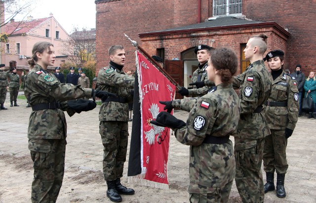 Uczniowie III Liceum Ogólnokształcącego im. Jana Pawła II i młodzież klas mundurowych Związku Strzeleckiego Strzelec złożyli dziś uroczystą przysięgę Strzelców JS 3301 w Grudziądzu, na sztandary III LO i Związku Strzelec . Uroczystość odbyła się na dziedzińcu III LO w obecności rodziców i zaproszonych gości. Po uroczystości poczęstowano obecnych wojskową grochówką.