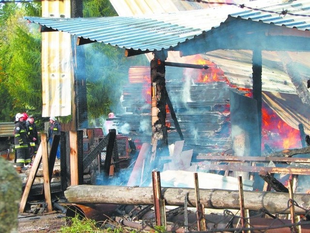 Ogień wybuchł w zakładzie stolarskim (na zdjęciu), a z niego przeniósł się z wiatrem na stodołę