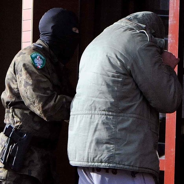 Jeden z zatrzymanych w nocy mężczyzn doprowadzany na przesłuchanie do prokuratury w Przemyślu.