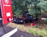 Wypadek koło Gorzowa. BMW rozbiło się o drzewo. Dwie osoby zostały poszkodowane [ZDJĘCIA]