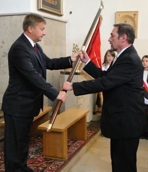 Burmistrz Marek Krak uroczyście przekazał poświęcony sztandar szkoły w ręce dyrektora placówki Przemysława Miernika.