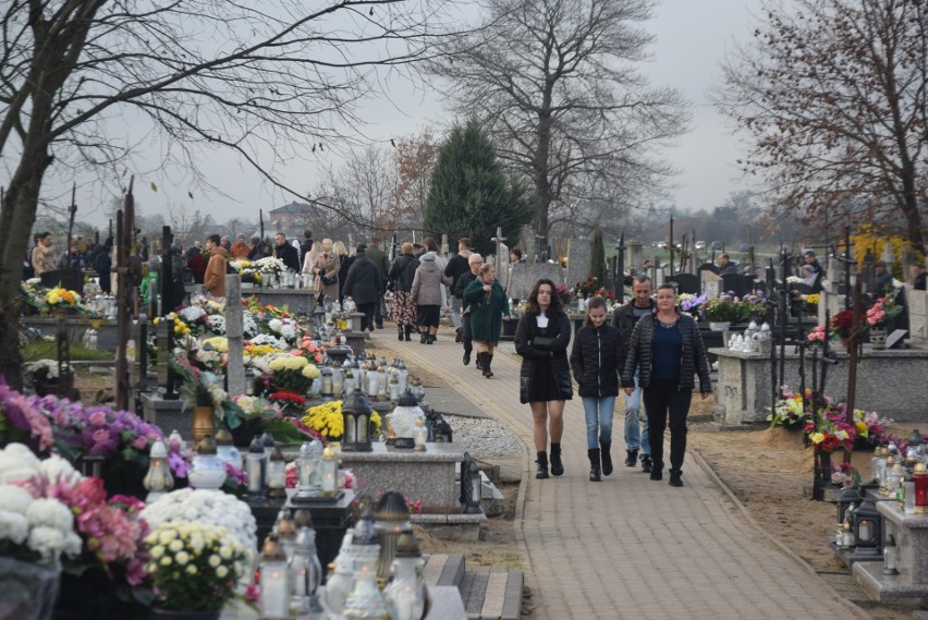 W Odechowie na cmentarzu pojawiło się wiele osób.