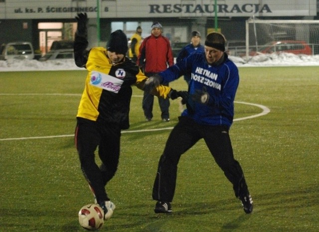 W sparingowym spotkaniu z GKS Nowiny, Hetman Włoszczowa testował 24-letniego obrońcę GKS Kluczewsko - Macieja Fiecka (z prawej).