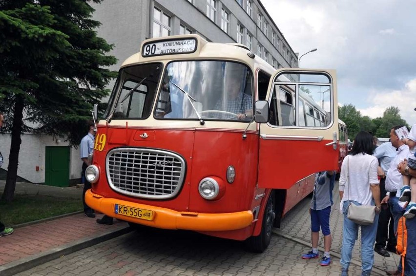 Zabytkowe autobusy paradowały ulicami Krakowa [ZDJĘCIA, WIDEO]