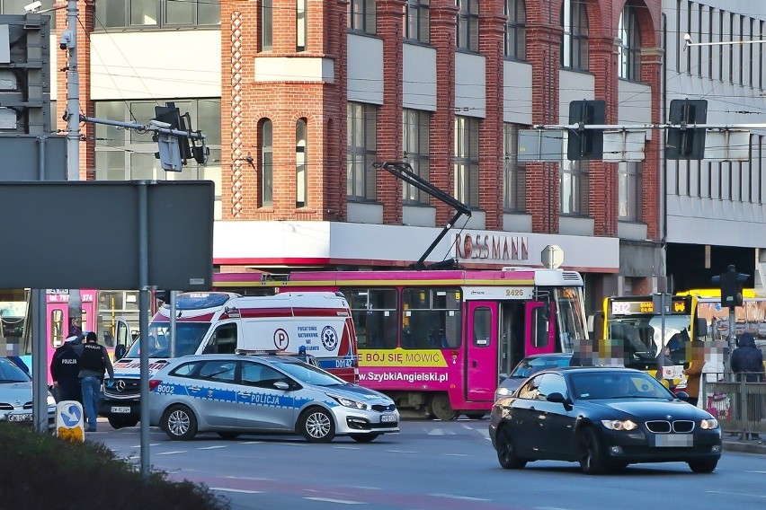 Wypadek tramwaju z nieoznakowanym radiowozem. Potężne korki w centrum