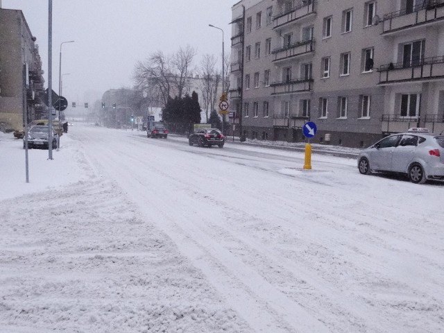 Samochody powoli przedzierały się ulicą 25 Czerwca. Na śnieżnej brei niektóre auta ślizgały się.