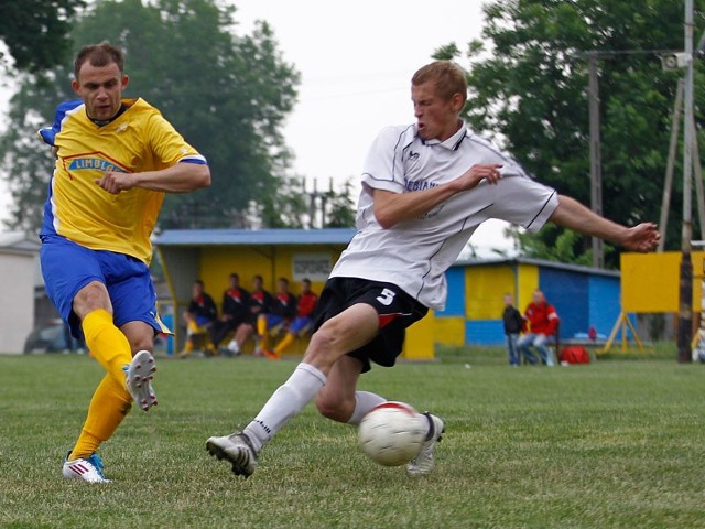 Piłkę uderza Przemysław Stąporski, próbuje zablokować go Wojciech Dudek.