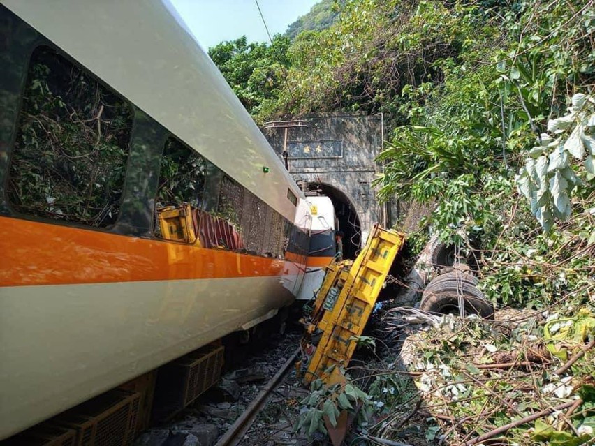 Tajwan: katastrofa kolejowa w tunelu [ZDJĘCIA] [WIDEO] Zginęło ponad 40 osób, ponad 70 jest rannych