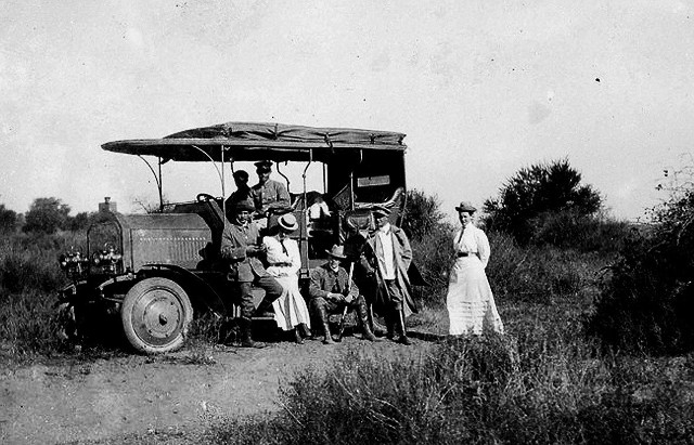 Dernburg Wagen w afrykańskiej sawannie. Samochód miał stalowe obręcze kół, które lepiej niż drewniane spisywały się na pustyni Fot:Archiwum