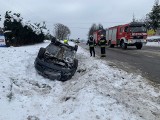 Dachowanie w Zabłędzy pod Tarnowem, gdy nadjechali strażacy kierowcy nie było w środku. Wiadomo, dlaczego. Zdjęcia