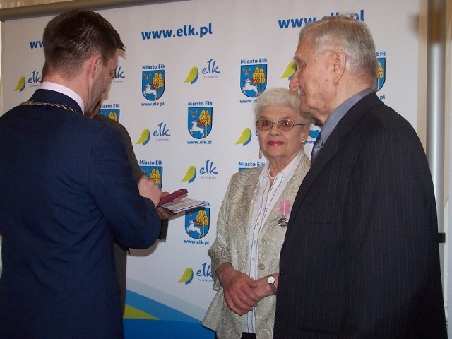 Zdzisława i Henryk Sawiccy z Ełku wspólnie przeżyli ze sobą ponad 60 lat. Wczoraj w ełckim ratuszu otrzymali medal za długoletnie pożycie małżeńskie.