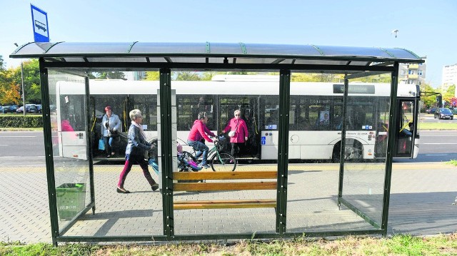 Jak zapewnia MZK, nie ma możliwości, by w tego typu wiacie umieścić gablotę z informacją m.in. o zakazie palenia