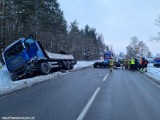 Zderzenie trzech samochodów osobowych i ciężarówki w Miszewku w powiecie kartuskim. Są poszkodowani, w tym dziecko