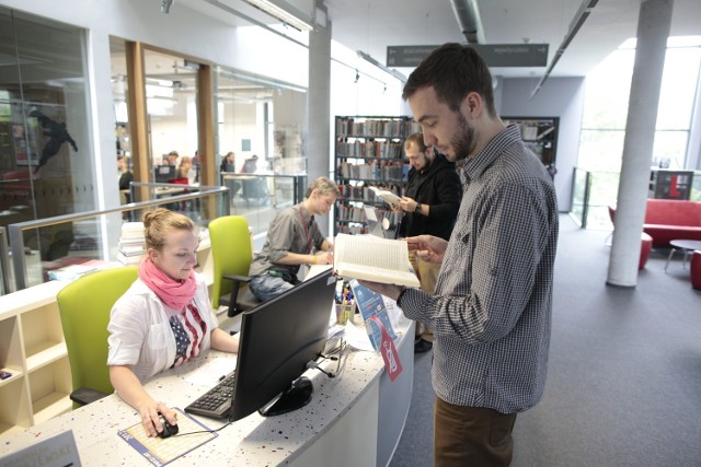 &#8211; Chętnie czytam książki &#8211; mówi Grzegorz Mościcki, czytelnik Miejskiej Biblioteki Publicznej w Opolu. Niestety, takich jak on jest coraz mniej.