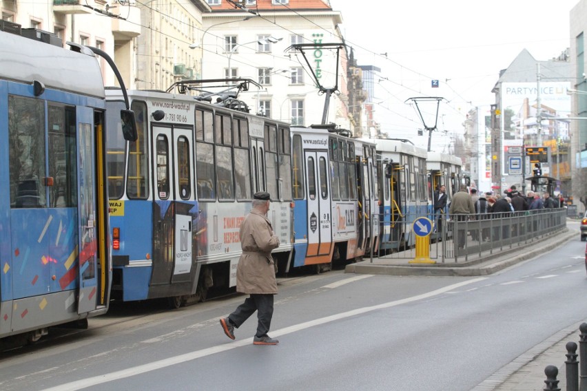 Karetka zablokowała torowisko. Reanimacja na przystanku na Piłsudskiego