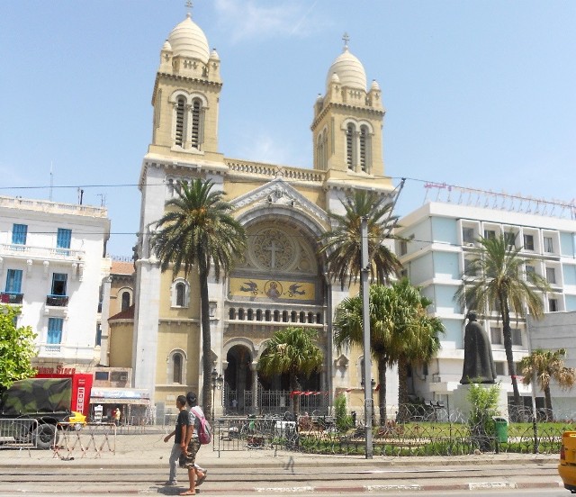 Oprócz meczetów, w Tunezji jest wiele kościołów innych wyznań, m.in.Katedra św. Wincentego a Paulo w Tunisie, do której pielgrzymują chrześcijanie. To Tunezyjczykom nie przeszkadza. Niektóre msze  odbywają się nawet po polsku, ale głównie po francusku lub arabsku. Także włosku i angielsku.