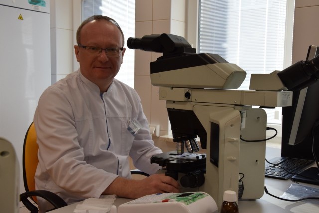 Profesor Marcin Pasiarski, kierownik Kliniki Hematologii i Transplantacji Szpiku Świętokrzyskiego Centrum Onkologii.