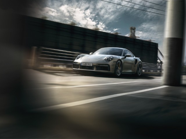 Porsche 911 Turbo S Nowością są aktywne klapy powietrza chłodzącego. W efekcie, w połączeniu z ruchomą krawędzią przedniego spojlera oraz wysuwanym i pochylanym tylnym skrzydłem, nowy topowy model dysponuje trzema elementami aktywnej aerodynamiki. Prócz podstawowych konfiguracji aerodynamicznych 911 Turbo – PAA Speed (prędkość) i PAA Performance (osiągi/wydajność) – dodatkowo pozwala to na realizację konfiguracji Eco.Fot. Porsche