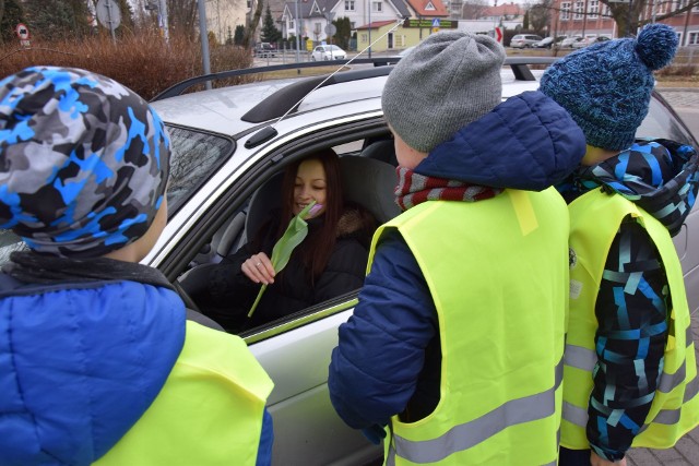 Z okazji Dnia Kobiet szczecinecka drogówka i dzieci ze Szkoły Podstawowej nr 1 kontrolowali samochody, którymi jechały panie.Obeszło się bez mandatów, a niepewne miny pań za kółkiem rozpromieniały się, gdy uczniowie wręczali im kwiatki. Okazuje się, że na 500 kolizji w zeszłym roku w całym powiecie tylko 72 spowodowały panie. 