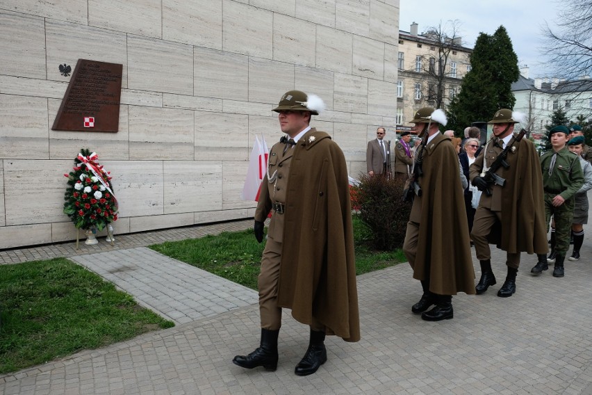 Pod tablicą pamiątkową mieszczącą się na gmachu Muzeum...