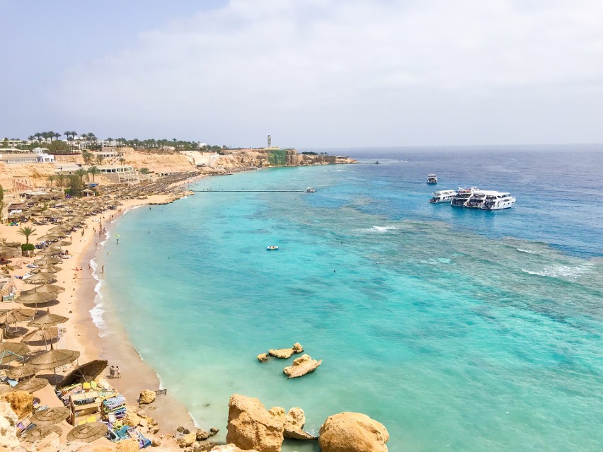 Egipski kurort słynie z pięknych plaż i lazurowej wody.