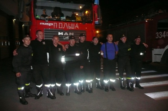 Zmęczeni, ale uśmiechnięci &#8211; radomscy strażacy wrócili z Rosji.