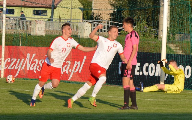 Wychowanek Pogoni Staszów Kacper Sadłocha (pierwszy z lewej) strzelił gola dla Polski. Trafieniem popisał się także piłkarz Korony Kielce, który swoją karierę zaczynał w Alice Ożarów Jakub Górski (drugi z lewej)