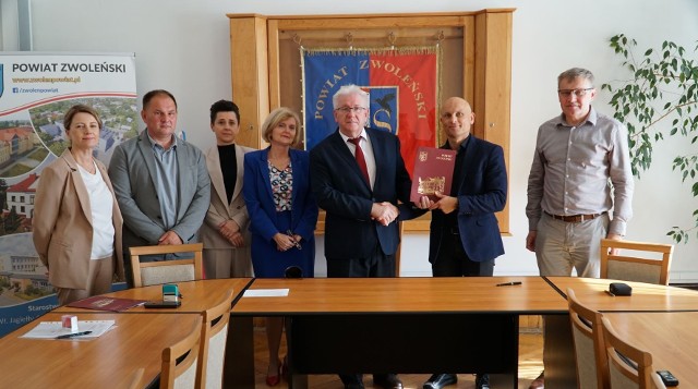 Umowa została podpisana w środę, 7 września, w siedzibie Starostwa Powiatowego w Zwoleniu.