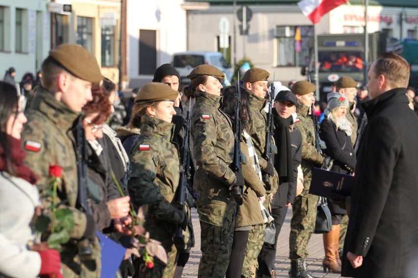 Na Placu Bartosza Głowackiego w Tarnobrzegu  „Terytorialsi” wypowiedzieli rotę przysięgi wojskowej. Było bardzo uroczyście (duzo zdjęć)