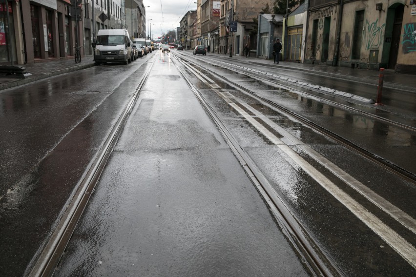 Kraków. Trwa przebudowa torowiska przy hali Korony. Mieszkańcy skarżą się na dziurę i wstrząsy na Kalwaryjskiej [ZDJĘCIA]