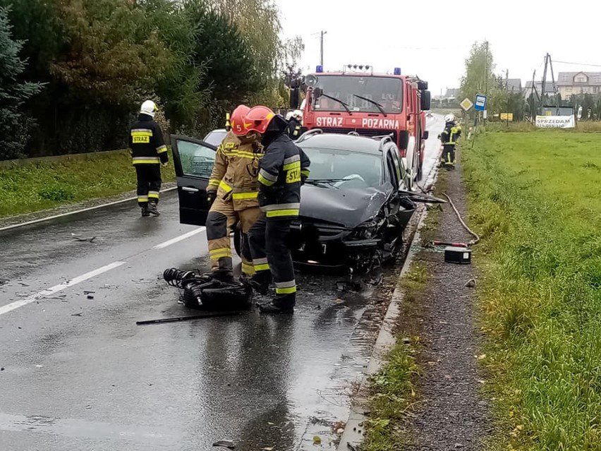 Zablokowana droga wojewódzka Kraków-Skała. Wypadek i dwie osoby ranne, jeden z kierowców był nietrzeźwy
