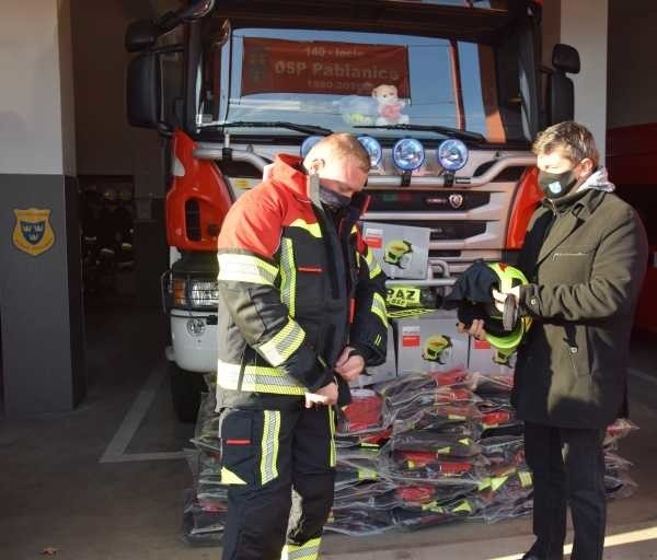 Pabianice. Ubrania dla OSP w Pabianicach. To kolejne zadanie z budżetu obywatelskiego Pabianic ZDJĘCIA