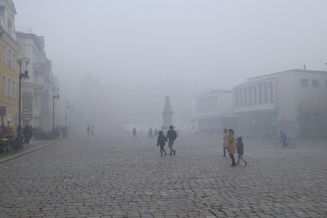Kłęby szarego dymu, wydobywającego się z jednego z kominów, spowiły Stary Rynek w Poznaniu. Mieszkańcy skarżą się, że straż miejska nic z tym nie robi.