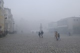 Zadymiony Stary Rynek w Poznaniu. "To trwa kolejny sezon". Mieszkańcy skarżą się, że straż miejska nic z tym nie robi