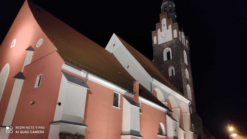 Po zmroku kościół w Niemodlinie jest oświetlany.