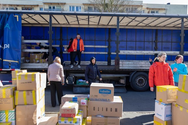 Tak działają wolontariusze w Bydgoszczy. Od teraz pomoc materialna transport i usługi na rzecz pomocy Ukrainie bez VAT-u od darowizny! A spółki nie odprowadzą ryczałtu. Przepisy ważne tylko w tym roku.