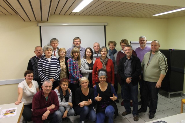 Liderzy grup samopomocowych z województwa opolskiego i osoby niesłyszące z Niemiec wraz z opiekunami podczas spotkania studyjnego w Trewirze.