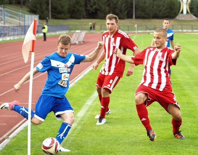 Paweł Olszewski (niebieski strój) był motorem napędowym akcji Wdy. Pomocnik miał udział przy obu golach