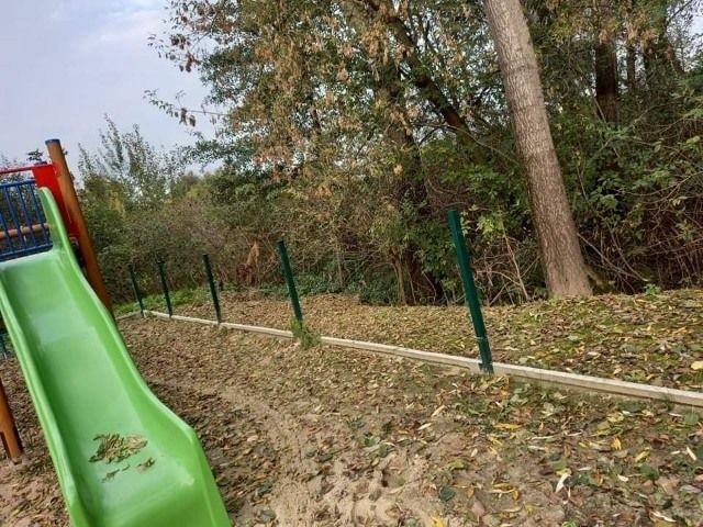 Co za podłość! Ktoś ukradł ogrodzenie placu zabaw w Kornacicach koło Opatowa! (ZDJĘCIA)
