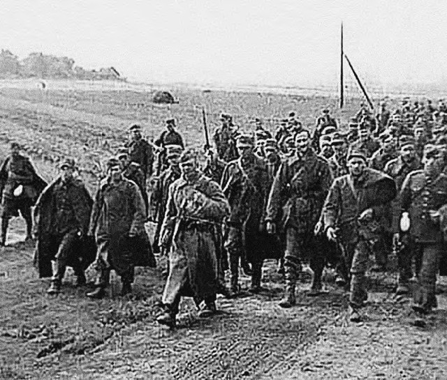 Polscy jeńcy pojmani przez Sowietów po ataku ZSRR na Polskę 17 września 1939 roku.