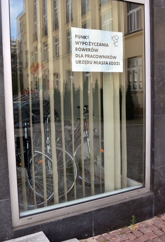 Urzędowa wypożyczalnia rowerów znajduje się przy ul. Piotrkowskiej 104. Do dyspozycji urzędników są tam cztery rowery.