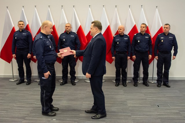 Podlascy mundurowi zostali wyróżnieni przez wiceministra MSWiA Jarosława Zielińskiego za skuteczne przeprowadzenie akcji ratunkowej po porwaniu 3-latki i jej mamy.