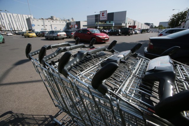 Kolejna duża sieć sklepów będzie otwierać część sklepów w niedziele handlowe. Chodzi o niemiecki Kaufland, którego przedstawiciele przyznają, że zmusiła ich od tego konkurencja. Pierwsze sklepy otworzą się już 5 września.Najbliższa niedziela - 29 sierpnia jest jedną z siedmiu w roku, gdy duże sieci sklepów i centra handlowe mogą być otwarte bez przeszkód. Handlowe niedziele przypadają głównie w okresie świąt i wyprzedaży, a także przed długim weekendem majowym i przed rozpoczęciem roku szkolnego. Ostatni termin ma ułatwić rodzicom i opiekunom skompletowanie wyprawki.Czytaj dalej...