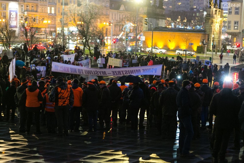 Szczecinianie protestują przeciw odstrzałowi dzików. "To barbarzyńskie rozporządzenie!" [ZDJĘCIA, WIDEO]