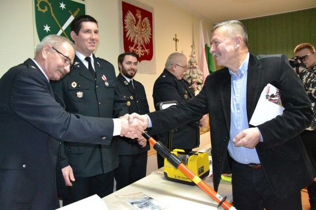 Uroczystego przekazania sprzętów dokonali wójt Jacek Czarnecki, wiceprzewodnicząca RG Stanisława Stasieczek i w imieniu Posła na Sejm RP Mariusza Kałużnego dyrektor biura poselskiego Adam Galus i inspektor ds. bezpieczeństwa i OSP UG Chełmża Edward Kaniecki.