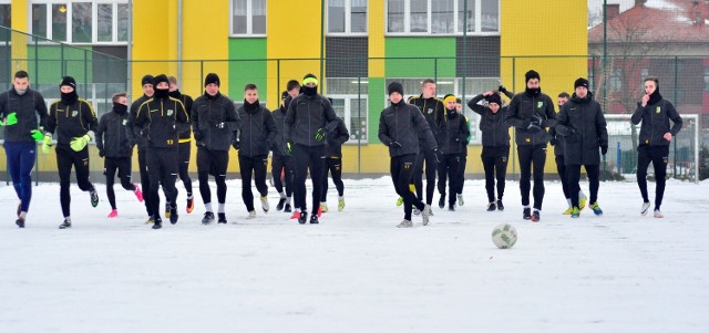 Na zaśnieżonym Orliku przy Szkole Podstawowej numer 3 piłkarze Siarki Tarnobrzeg odbyli w poniedziałek pierwszy zimowy trening.