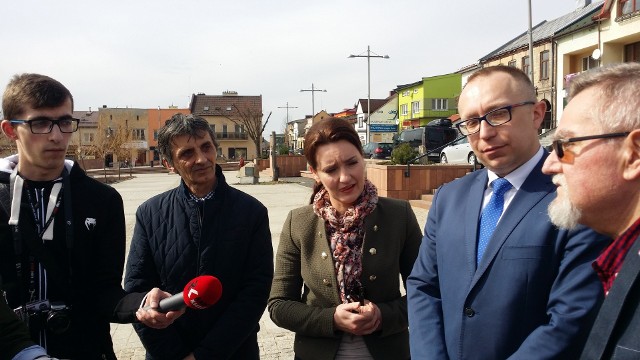 Parlamentarzyści Platformy Obywatelskiej podczas środowej konferencji w Starachowicach, na której zainaugurowali akcję "Konwój wstydu".