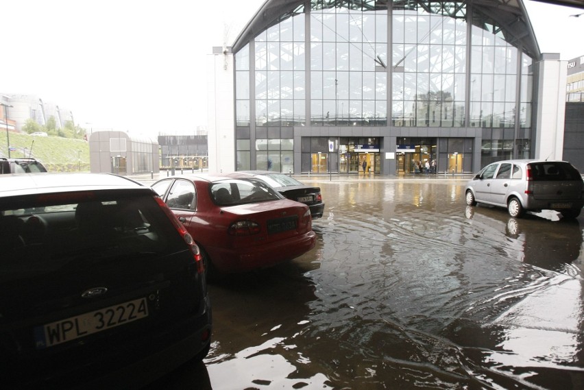 Burza w Łodzi 11.05.2018 zalała miasto, dworzec Łódź...