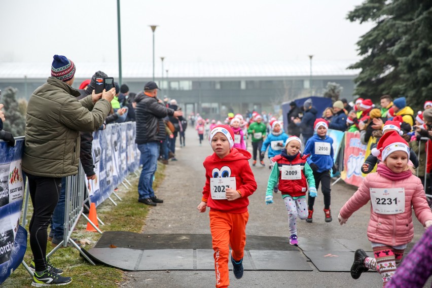 Dzieci pobiegły w Biegu Mikołajów 2017 w Krakowie