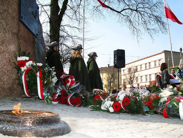 Kwiaty złożono pod pomnikiem katyńskim przy ul. 700-lecia w Żninie.